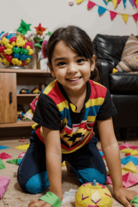 niña juguetes piñata